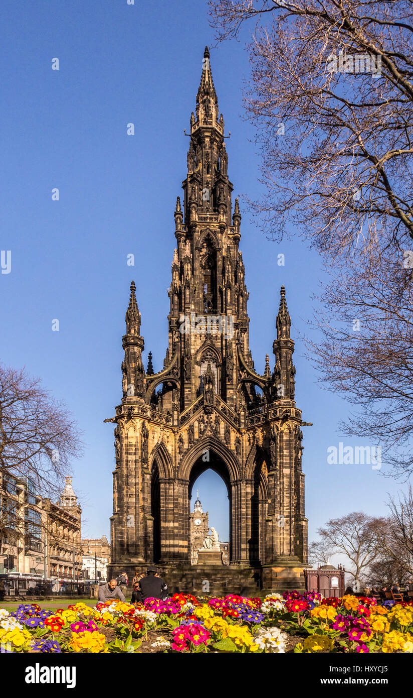 Le monument Scott, noirci de la pollution de l'air, avec un parterre coloré de printemps au premier plan. Princes Street Gardens East, Édimbourg. Banque D'Images