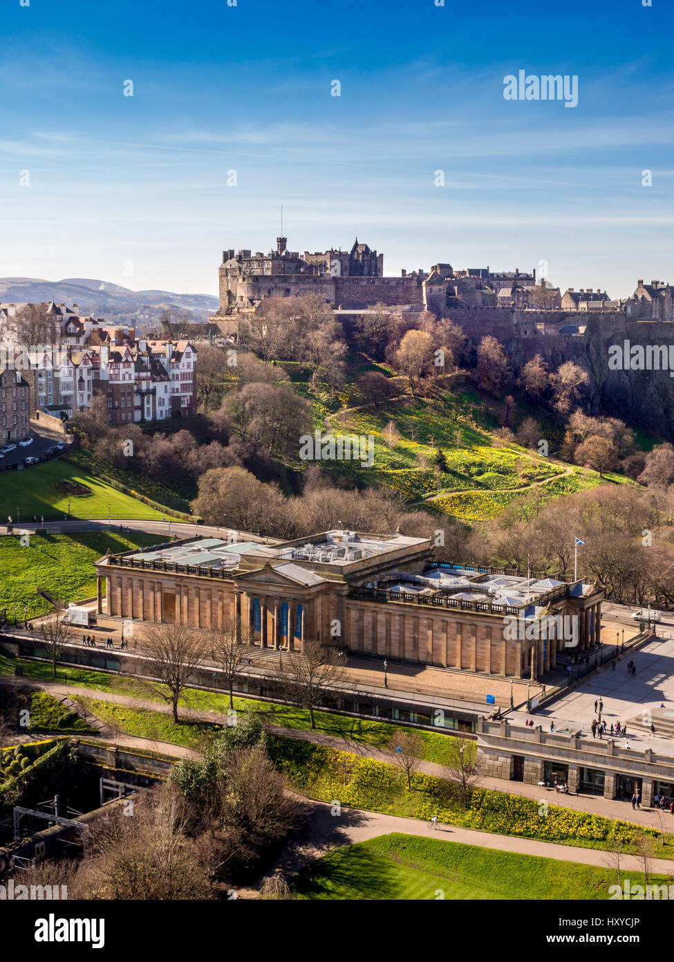 Vue aérienne de la Galerie nationale écossaise sur le Mound avec le château d'Édimbourg au loin. Édimbourg, Écosse, Royaume-Uni. Banque D'Images