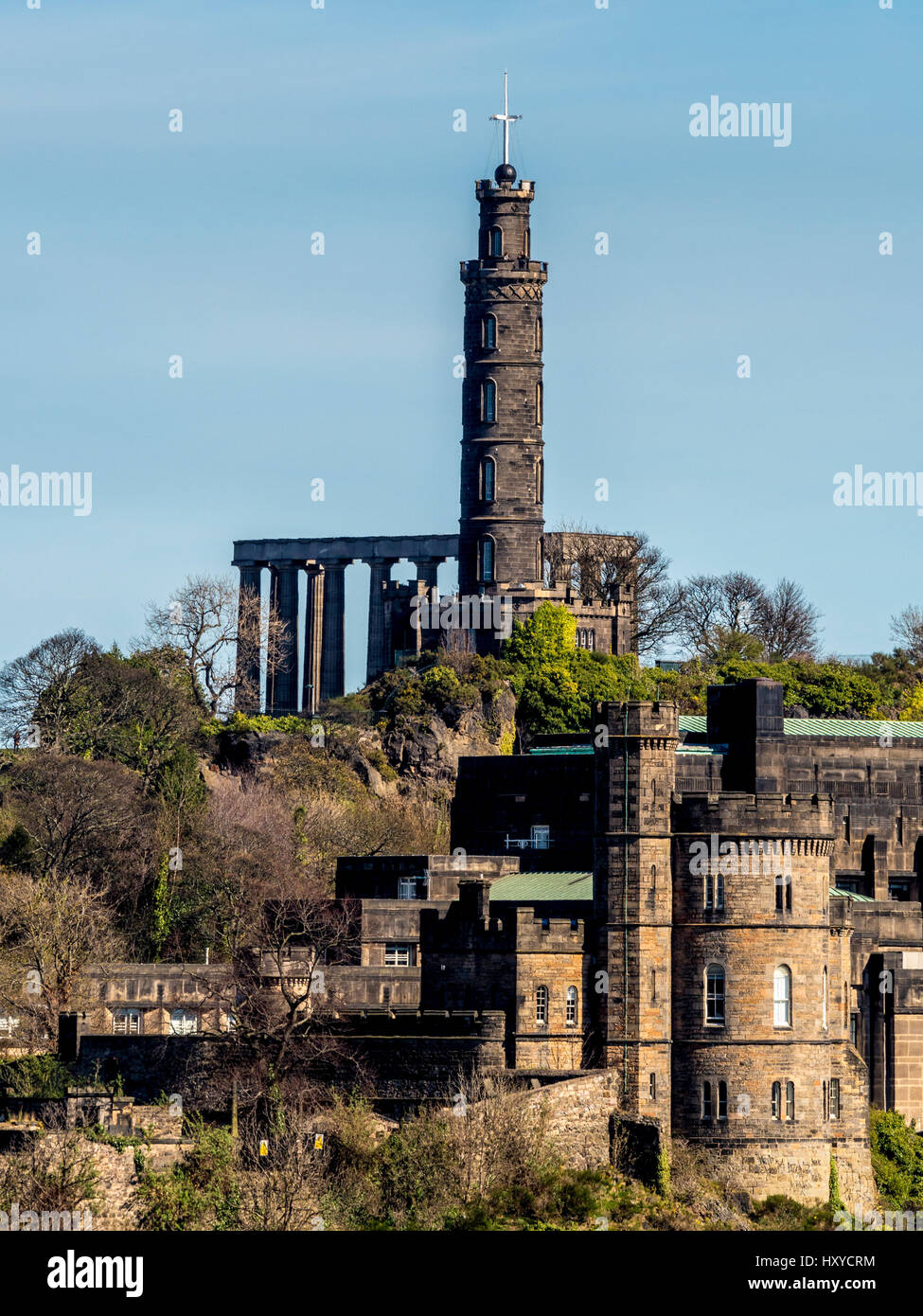 Le monument Nelson et le monument national d'Écosse avec Governors House en premier plan, Calton Hill, Édimbourg, Écosse. Banque D'Images