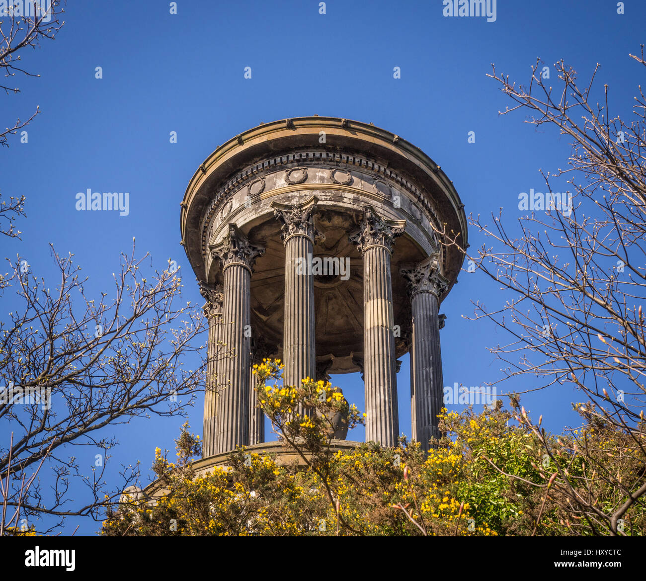 Le monument Dugald Stewart de Calton Hill, tourné sous un angle bas en