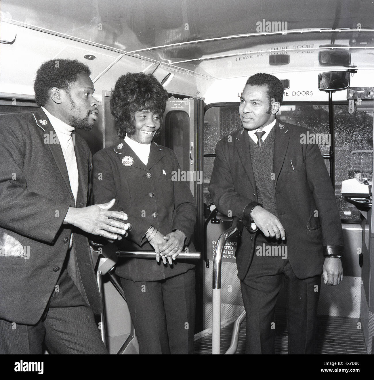 Années 1970, historiques, pendant une pause, trois membres d'équipage, d'origine caraïbe, chat ensemble à l'intérieur d'un bus à la nouvelle gare routière, Lewisham, Londres, Angleterre, Royaume-Uni. Banque D'Images