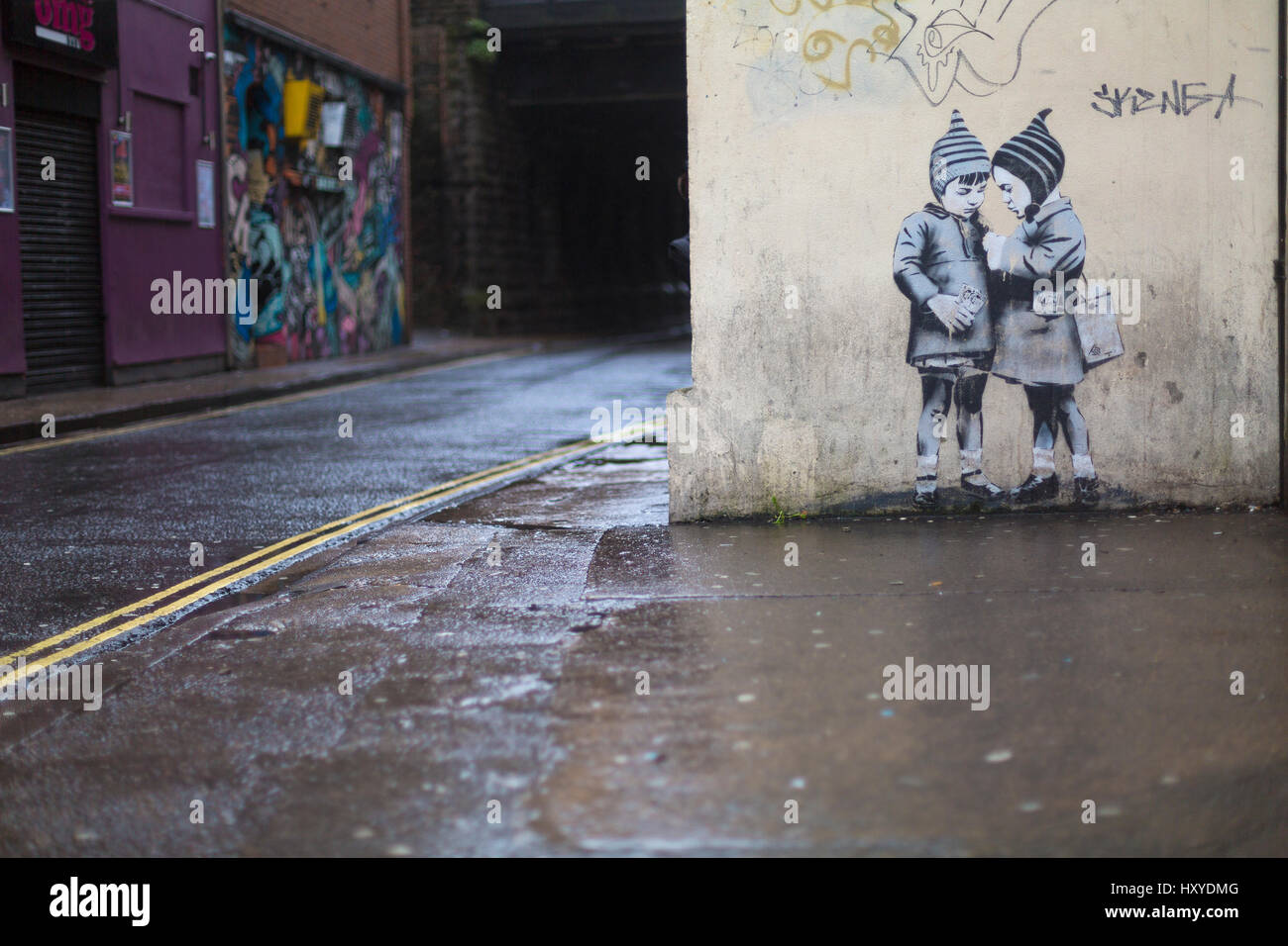 Street art de deux enfants de ww2 avec route menant au tunnel Banque D'Images