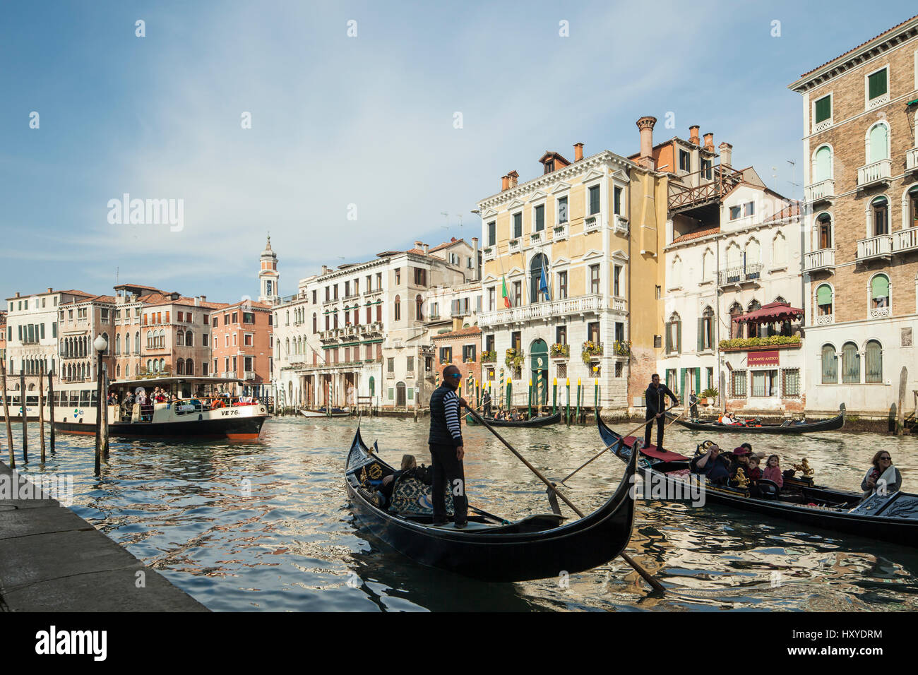 Après-midi de printemps sur le Grand Canal à Venise, Italie. Banque D'Images