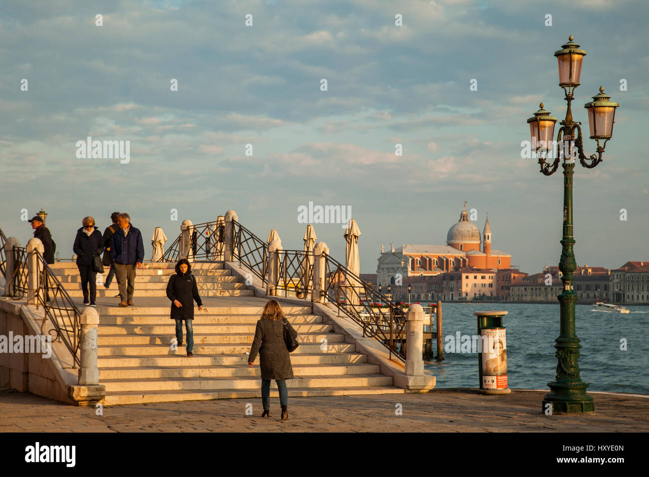 Coucher du soleil dans le quartier Dorsoduro de Venise. Église Santissimo Redentore sur l''île de Giudecca dans la distance. Banque D'Images