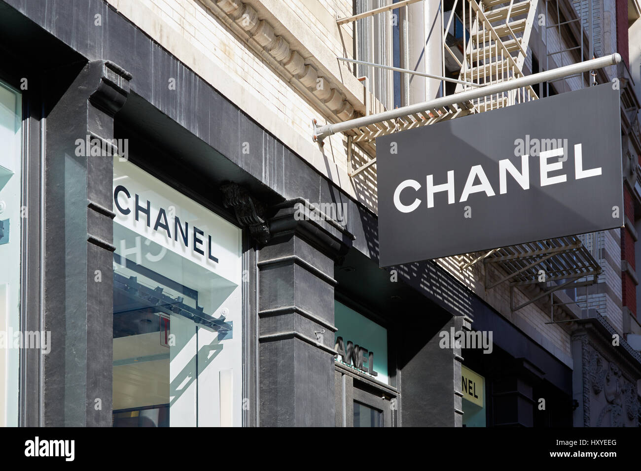 Chanel boutique sign et fenêtre vue extérieure dans 139 Spring St, Soho dans une journée ensoleillée sur le 7 septembre 2016 à New York. Chanel est un Banque D'Images