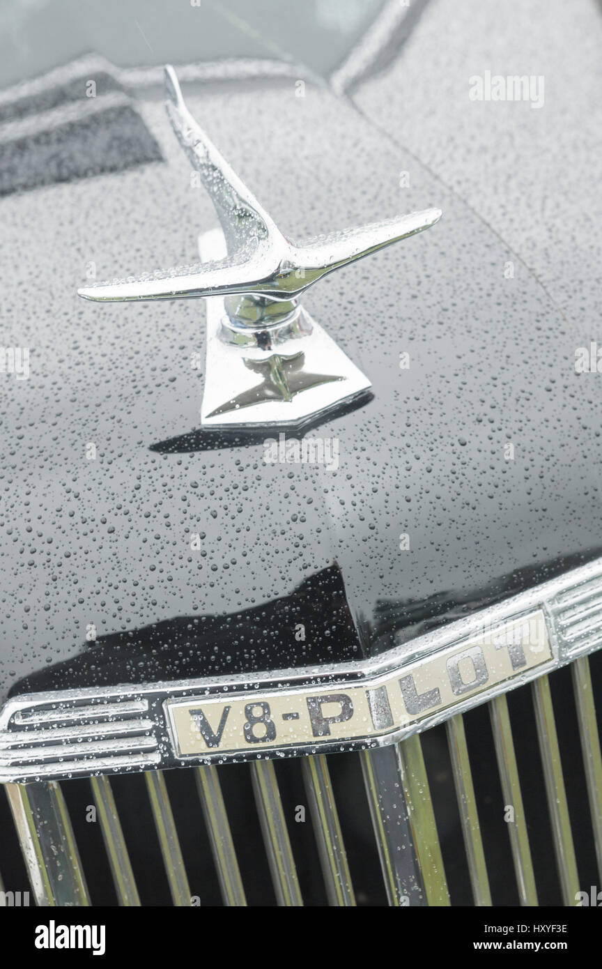 Au mont Rushmore, UK - 3 Avril 2015 : Libre de vintage V8 Ford véhicule pilote hood ornament couvert de gouttes de pluie. Banque D'Images