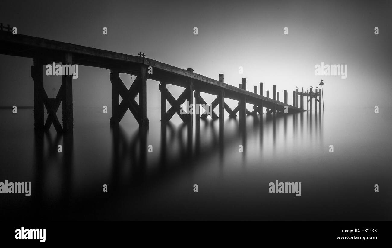 Jetée dans le brouillard, la brume de mer, Southend on Sea Banque D'Images