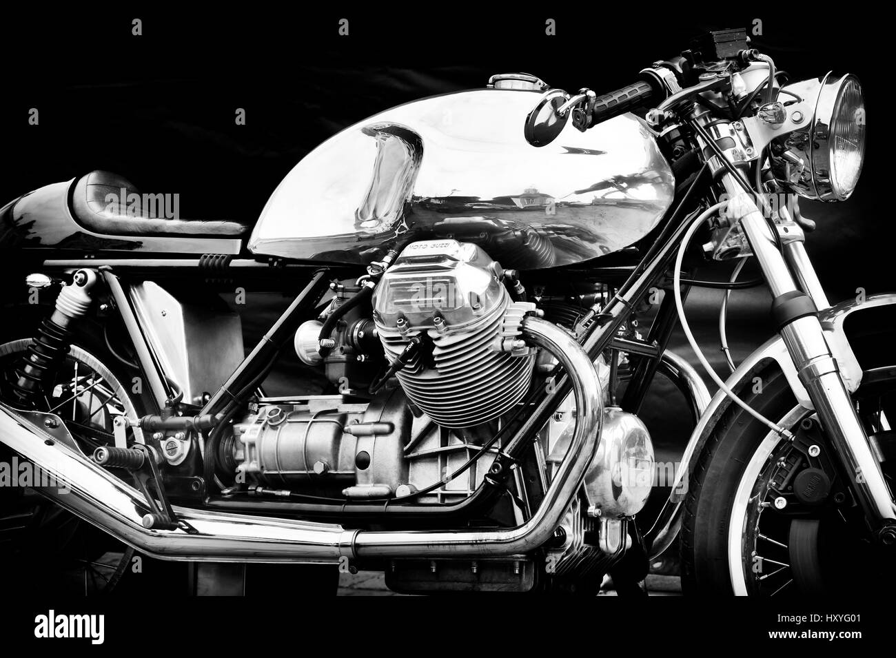 Moto Guzzi café racer moto. Moto italienne classique. Le noir et blanc Banque D'Images