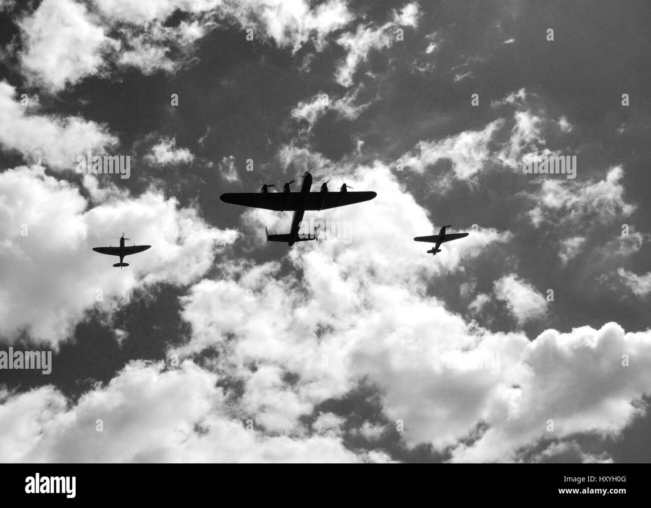 La Battle of Britain Memorial Flight, composé d'un bombardier Lancaster, accompagné par Spitfire et Hurricane, affiche plus de Portsmouth, en Angleterre. Banque D'Images