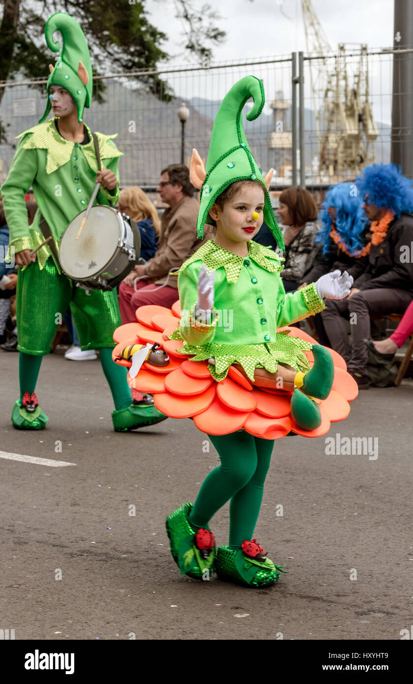Jeune fille très élaborés dans 'elf assis sur une fleur" dans le costume défilé du carnaval de Tenerife Banque D'Images