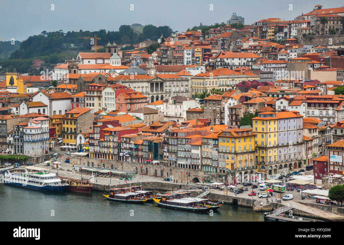 Portugal, région Norte, Porto, vue de la promenade Riverfront Cais da Ribeira et la place Ribeira à partie historique de Porto sur les rives du fleuve Douro r Banque D'Images