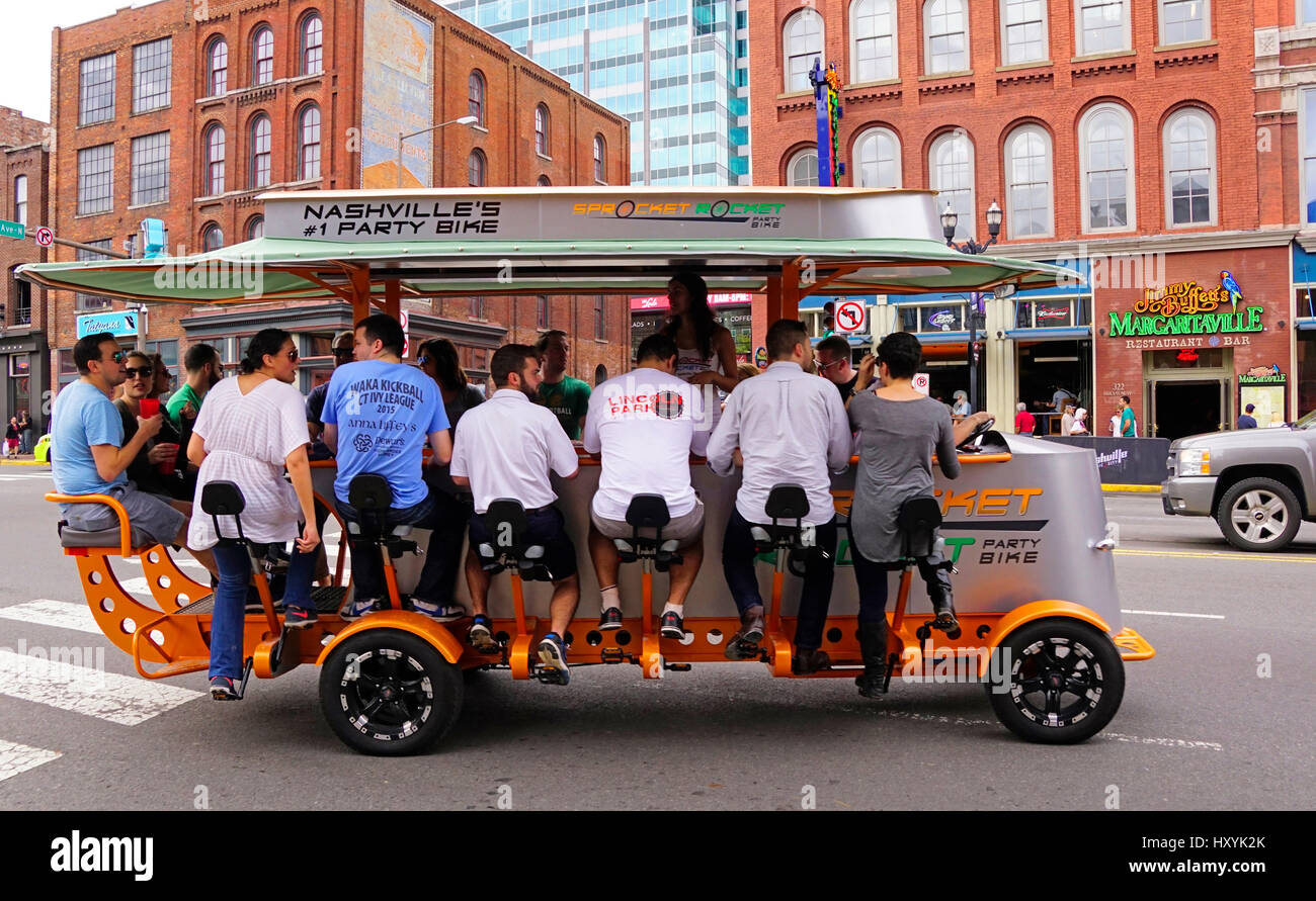 Parti de Nashville dans le centre-ville de vélo de divertissement. Banque D'Images