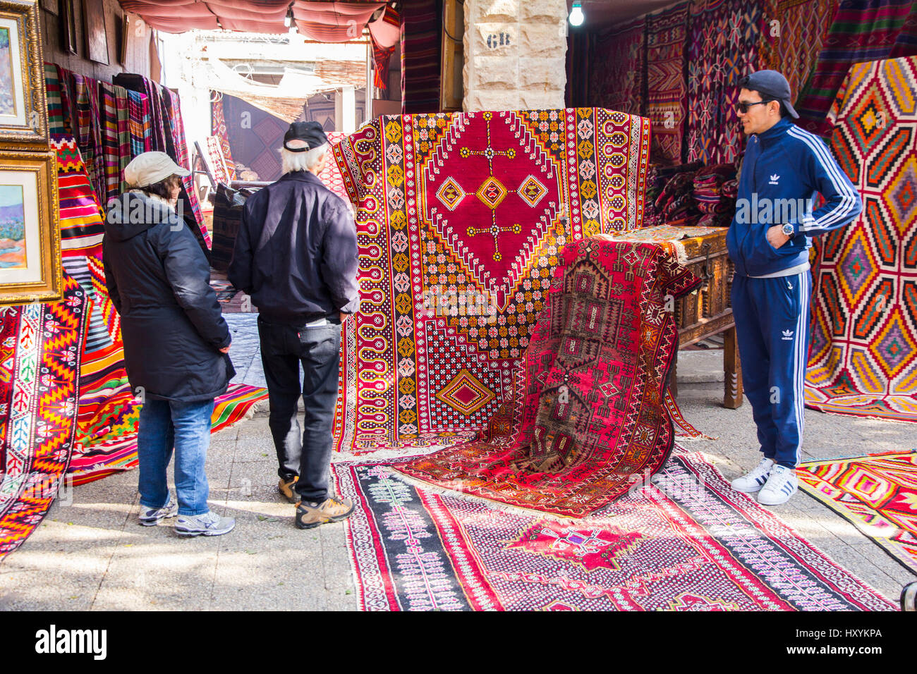 Tapis berbères est issue le long de la côte Méditerranéenne d'Afrique du  Nord, notamment le Maroc, la Libye, la Tunisie et l'Algérie. Ces beaux  exemples ont été sur Photo Stock - Alamy