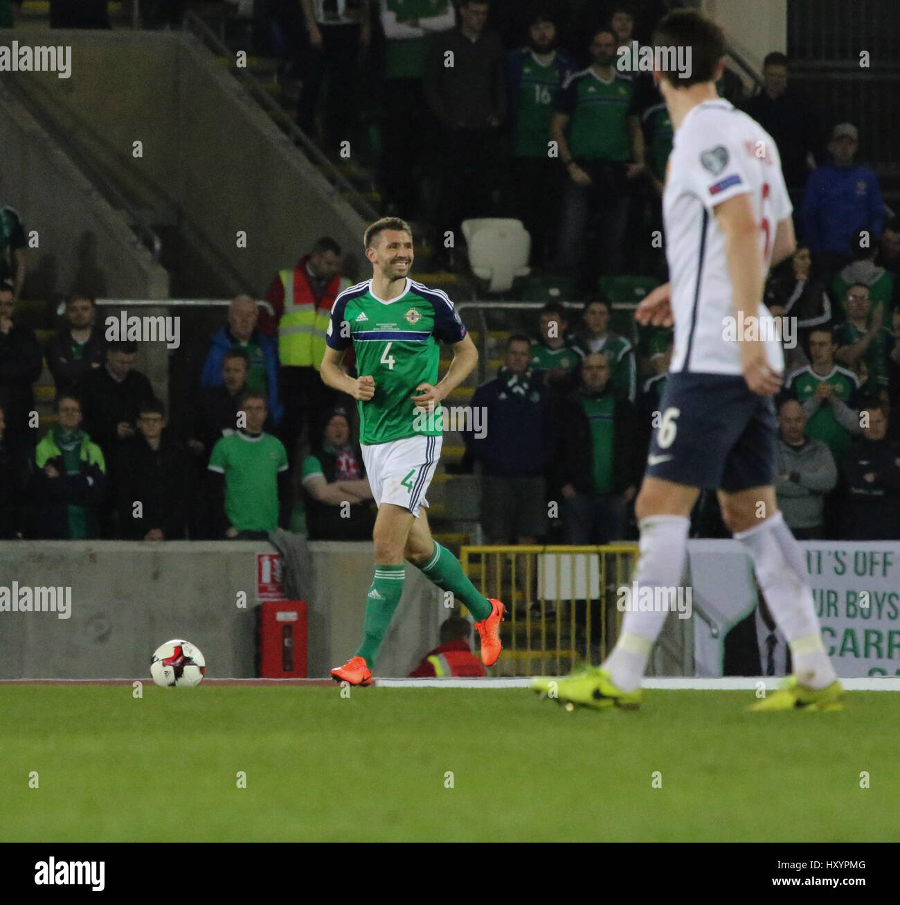 Stade national de football à Windsor Park, Belfast. 26 mars 2017. Qualification de la Coupe du Monde 2018 - Irlande du Nord 2 Norvège 0. L'Irlande du Nord Gareth McAuley (4) en action. Banque D'Images