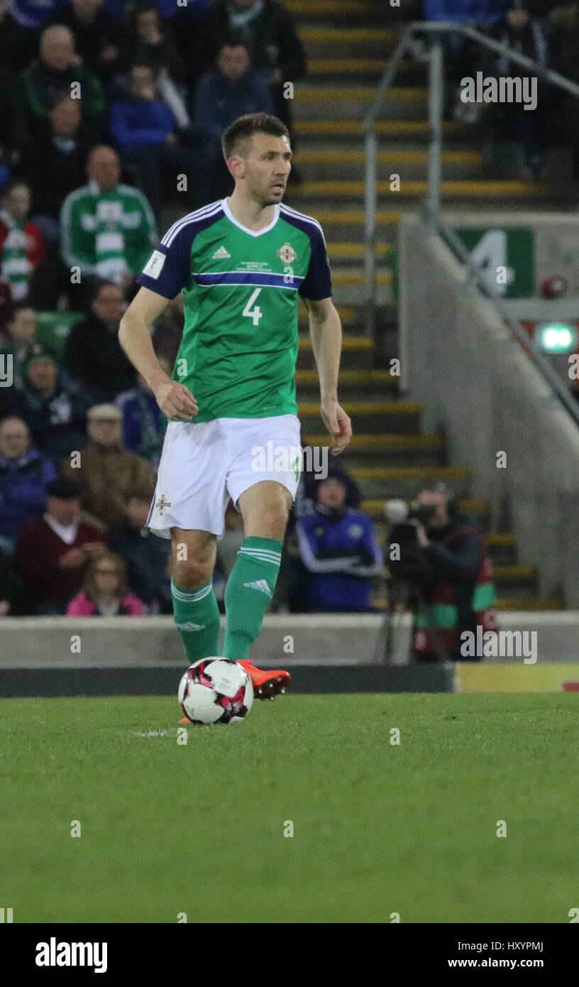 Stade national de football à Windsor Park, Belfast. 26 mars 2017. Qualification de la Coupe du Monde 2018 - Irlande du Nord 2 Norvège 0. L'Irlande du Nord Gareth McAuley (4) en action. Banque D'Images