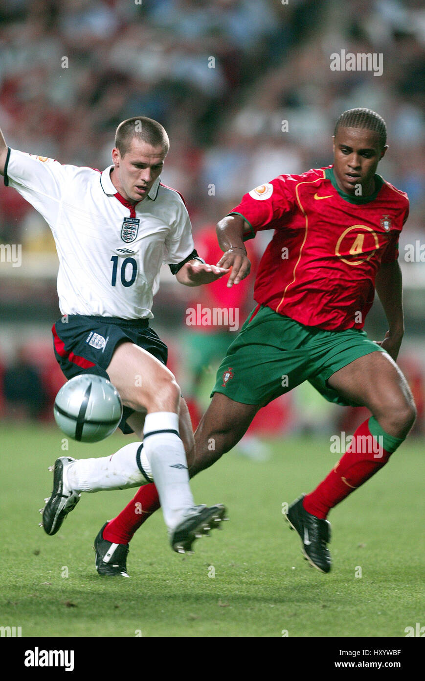MICHAEL OWEN & JORGE ANDRADE PORTUGAL V ANGLETERRE LUZ STADIUM LISBONNE PORTUGAL 24 Juin 2004 Banque D'Images