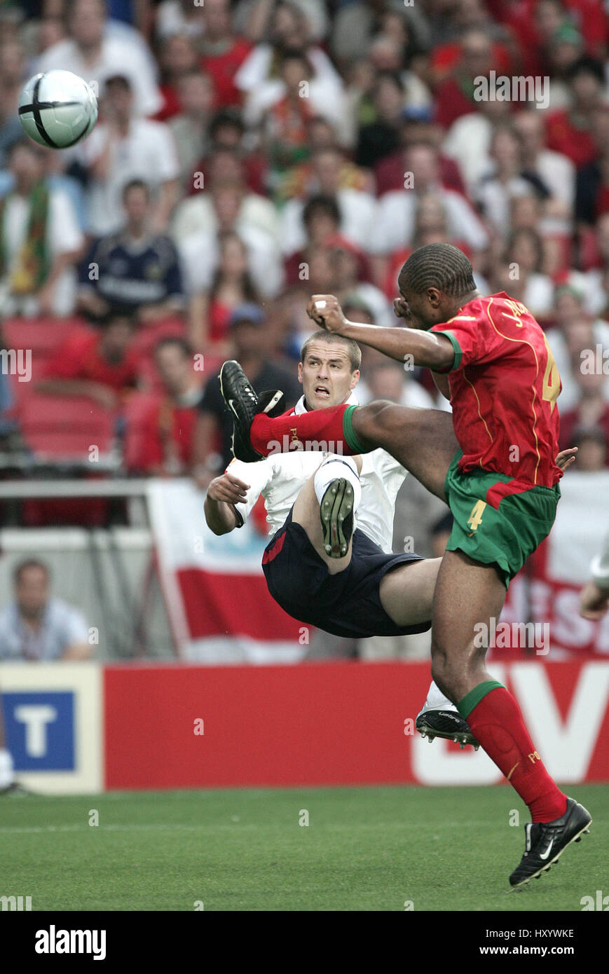 MICHAEL OWEN & JORGE ANDRADE PORTUGAL V ANGLETERRE LUZ STADIUM LISBONNE PORTUGAL 24 Juin 2004 Banque D'Images