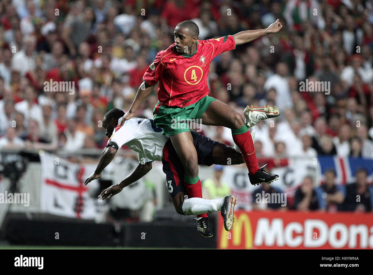 DARIUS VASSELL & JORGE ANDRADE PORTUGAL V ANGLETERRE LUZ STADIUM LISBONNE PORTUGAL 24 Juin 2004 Banque D'Images