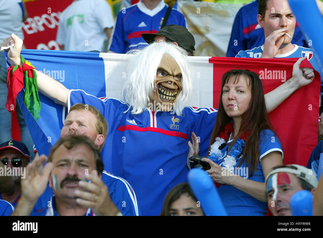 FRANCE FANS FRANCE / GRÈCE JOSE ALVALADE STADIUM LISBONNE PORTUGAL 25 Juin 2004 Banque D'Images