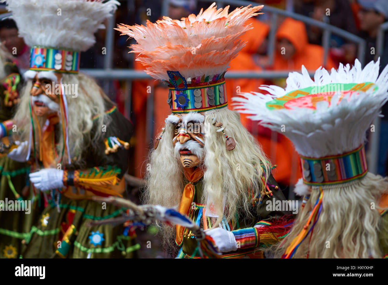 Tobas danseurs dans des costumes colorés d'effectuer lors de l'assemblée annuelle du carnaval d'Oruro. Désignée par l'UNESCO comme patrimoine culturel immatériel de l'humanité. Banque D'Images