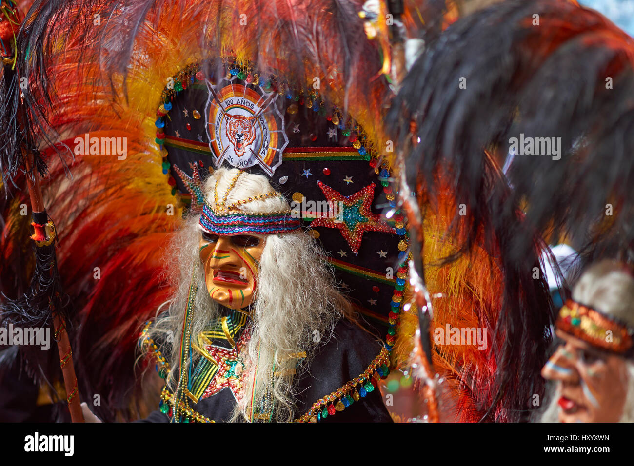 Tobas danseurs dans des costumes colorés d'effectuer lors de l'assemblée annuelle du carnaval d'Oruro. Désignée par l'UNESCO comme patrimoine culturel immatériel de l'humanité. Banque D'Images