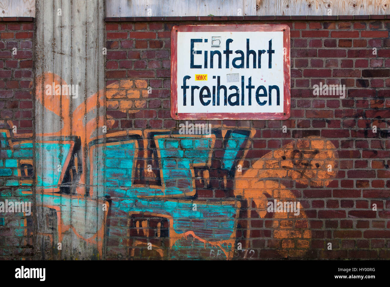 L'Europe, l'Allemagne, Cologne, graffiti et signer 'quitter' Entrée libre sur un mur dans le port Muelheim. Banque D'Images