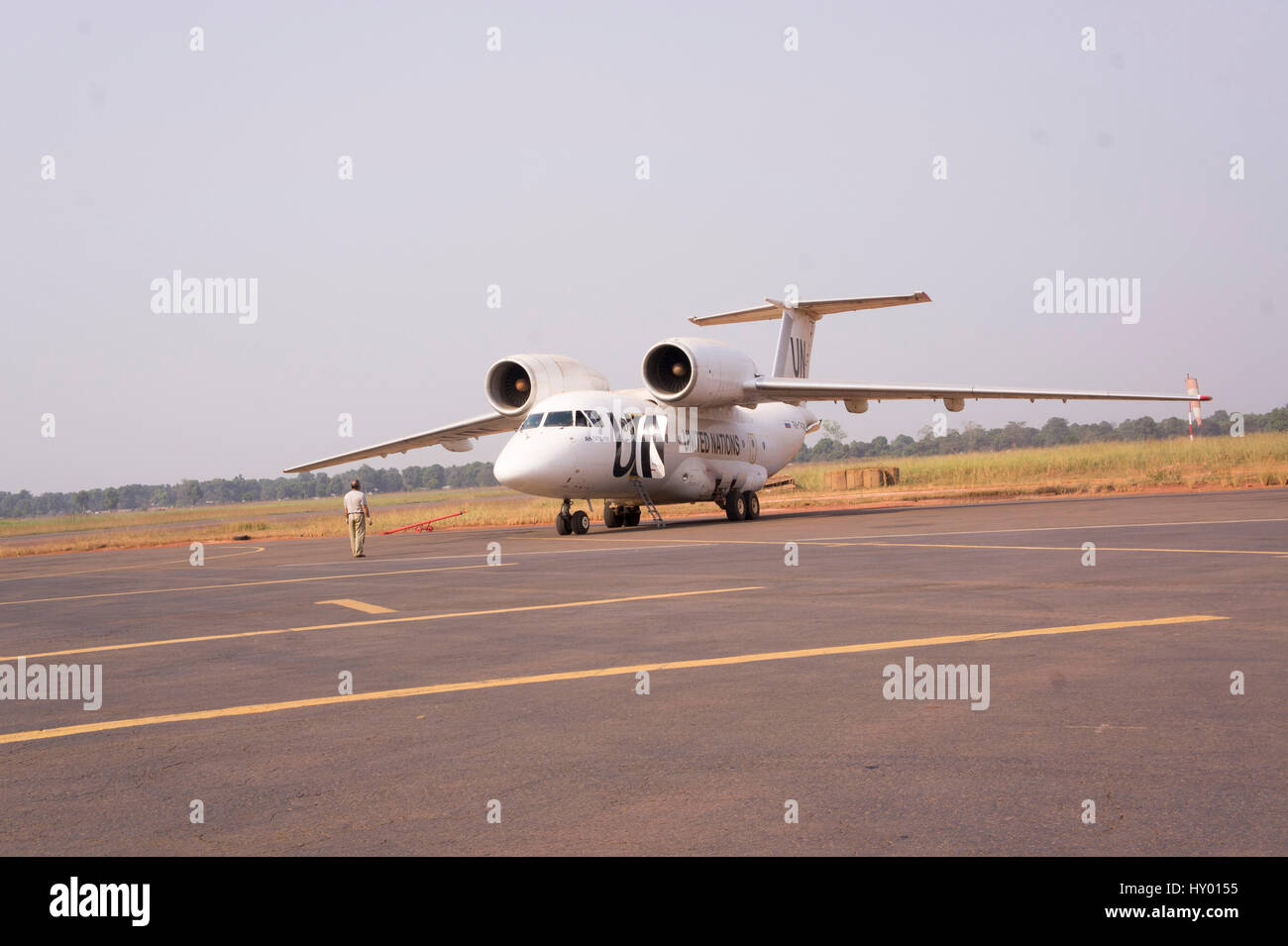 Un Antanov-74 un jet dans le livre blanc des transports de couleurs l'ONU se tient sur une piste à Bangui, République centrafricaine Banque D'Images