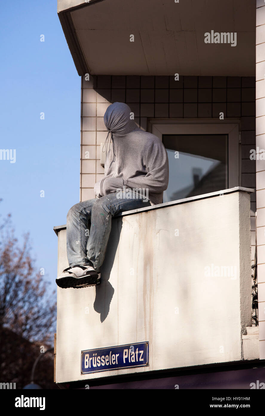 Allemagne, Cologne, doll with hoodie sur un balcon à la place Bruesseler Platz au Quartier Belge. Banque D'Images