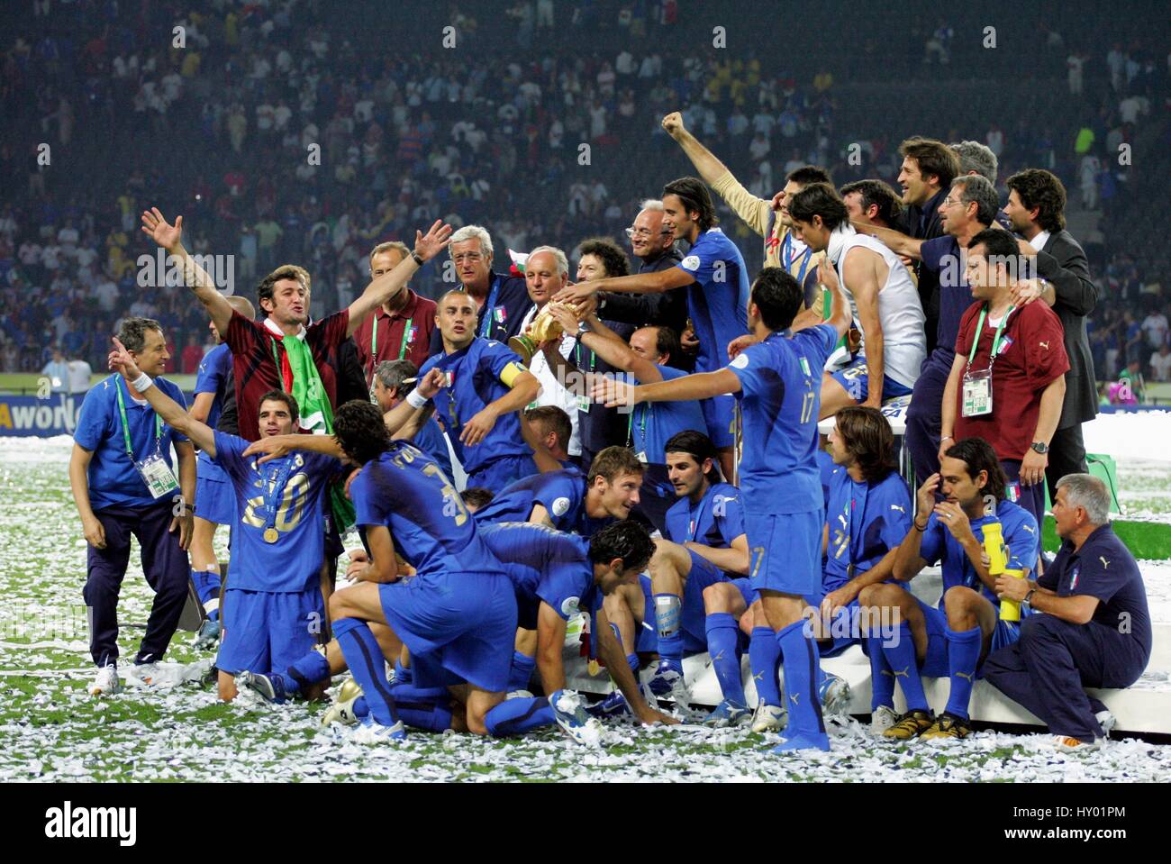 L'ÉQUIPE ITALIENNE DE LA COUPE DU MONDE AVEC L'ITALIE/FRANCE STADE OLYMPIQUE BERLIN ALLEMAGNE 09 Juillet 2006 Banque D'Images