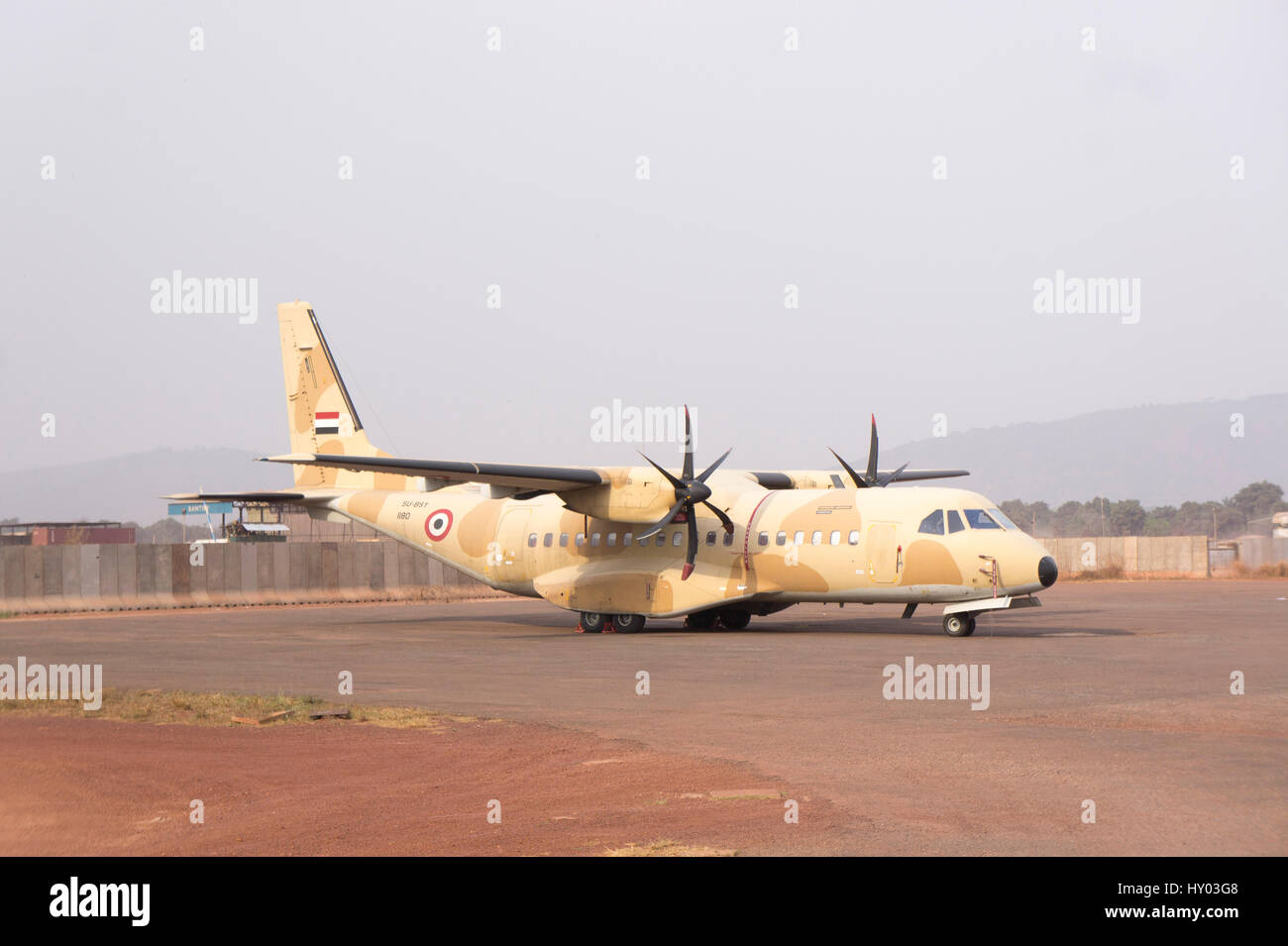 EADS CASA C-295 un avion militaire portant les marquages de l'Armée de l'air égyptienne se dresse sur la piste à Bangui, République centrafricaine, Feb 2017 Banque D'Images