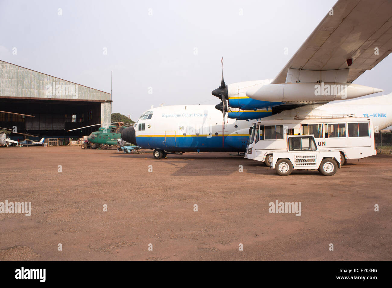 Lockheed C130A Hercules, queue nombre TL-KNK, appartenant à la République centrafricaine, l'Armée de l'air stationnée sur un stand à l'aéroport de Bangui. Banque D'Images