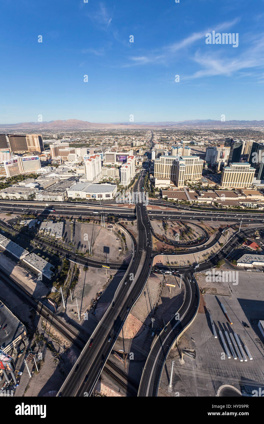 Las Vegas, Nevada, USA - Mars 13, 2017 : Vue aérienne de la bande de Las Vegas resorts, Flamingo Road et de l'interstate 15 Sud du Nevada dans les rampes. Banque D'Images