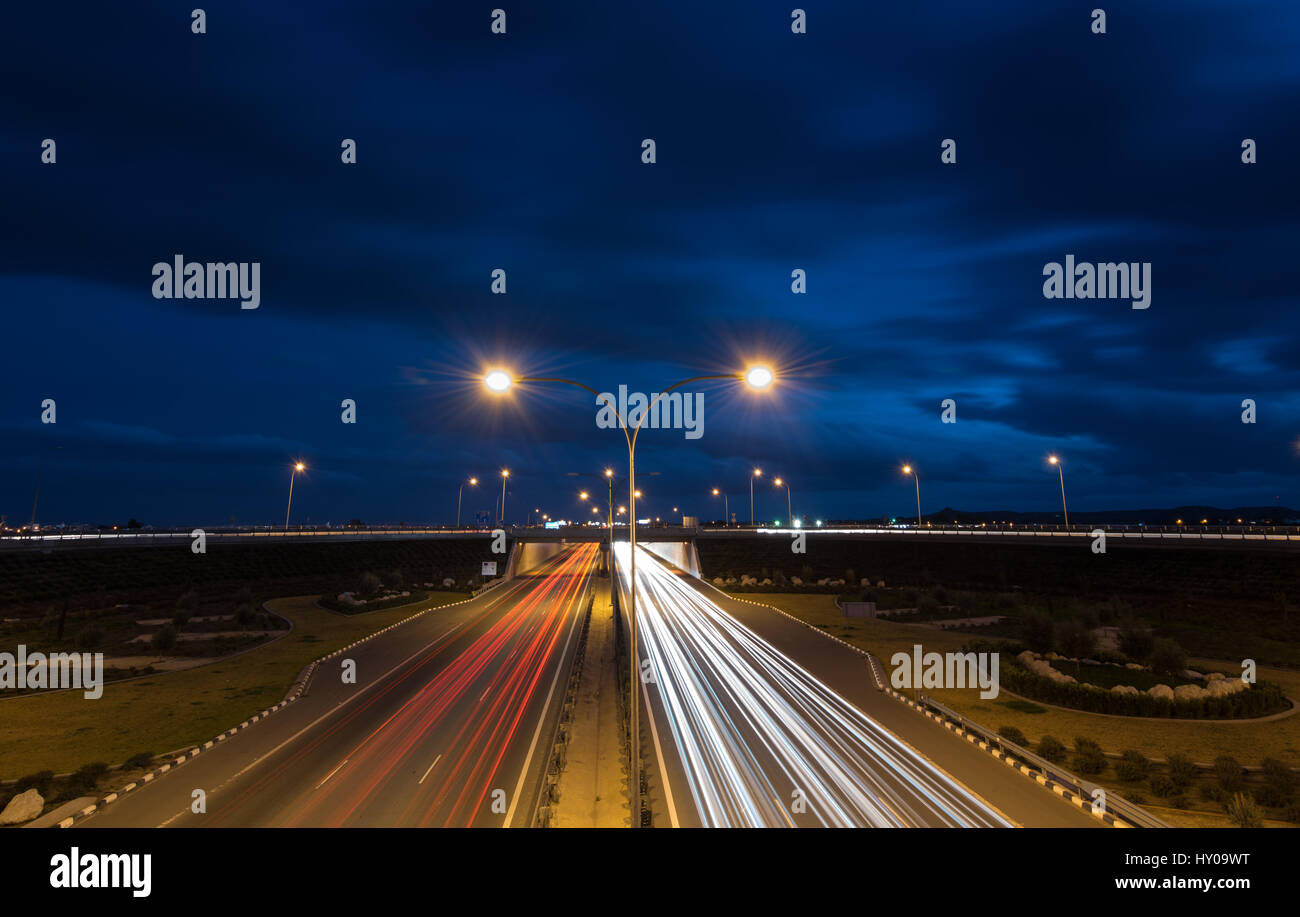 Les sentiers de la lumière des voitures se déplaçant rapidement tard dans la soirée sur autoroute de Nicosie, Chypre. Concept de grande vitesse. Banque D'Images
