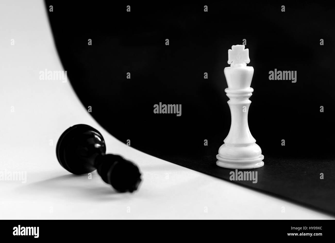Roi et Reine des pièces de jeu sur un tableau blanc et noir Banque D'Images