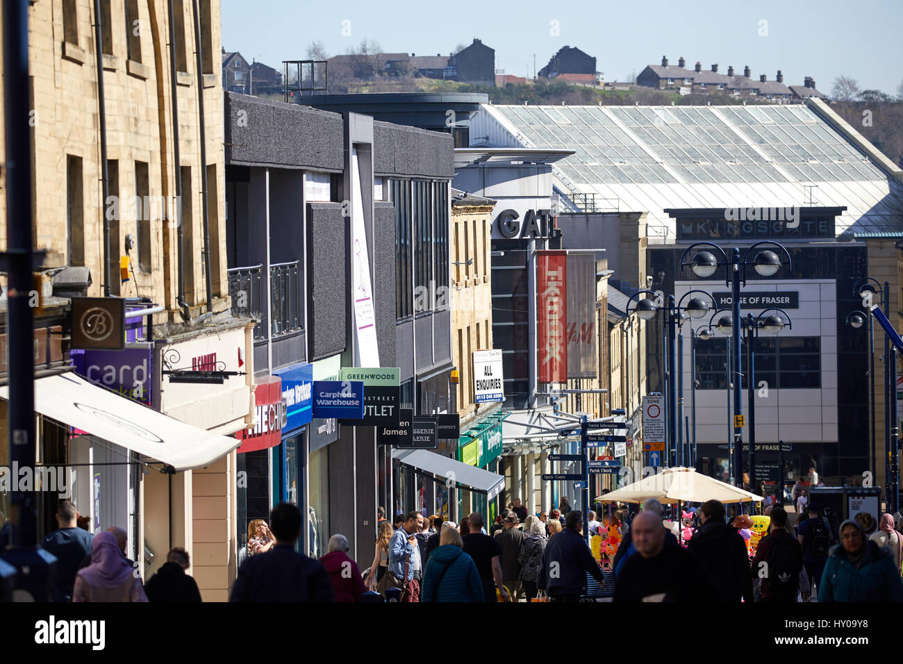 Scène de rue, rue King Huddersfield town centre-ville un grand marché de Kirklees Metropolitan Borough, West Yorkshire, Angleterre. UK. Banque D'Images