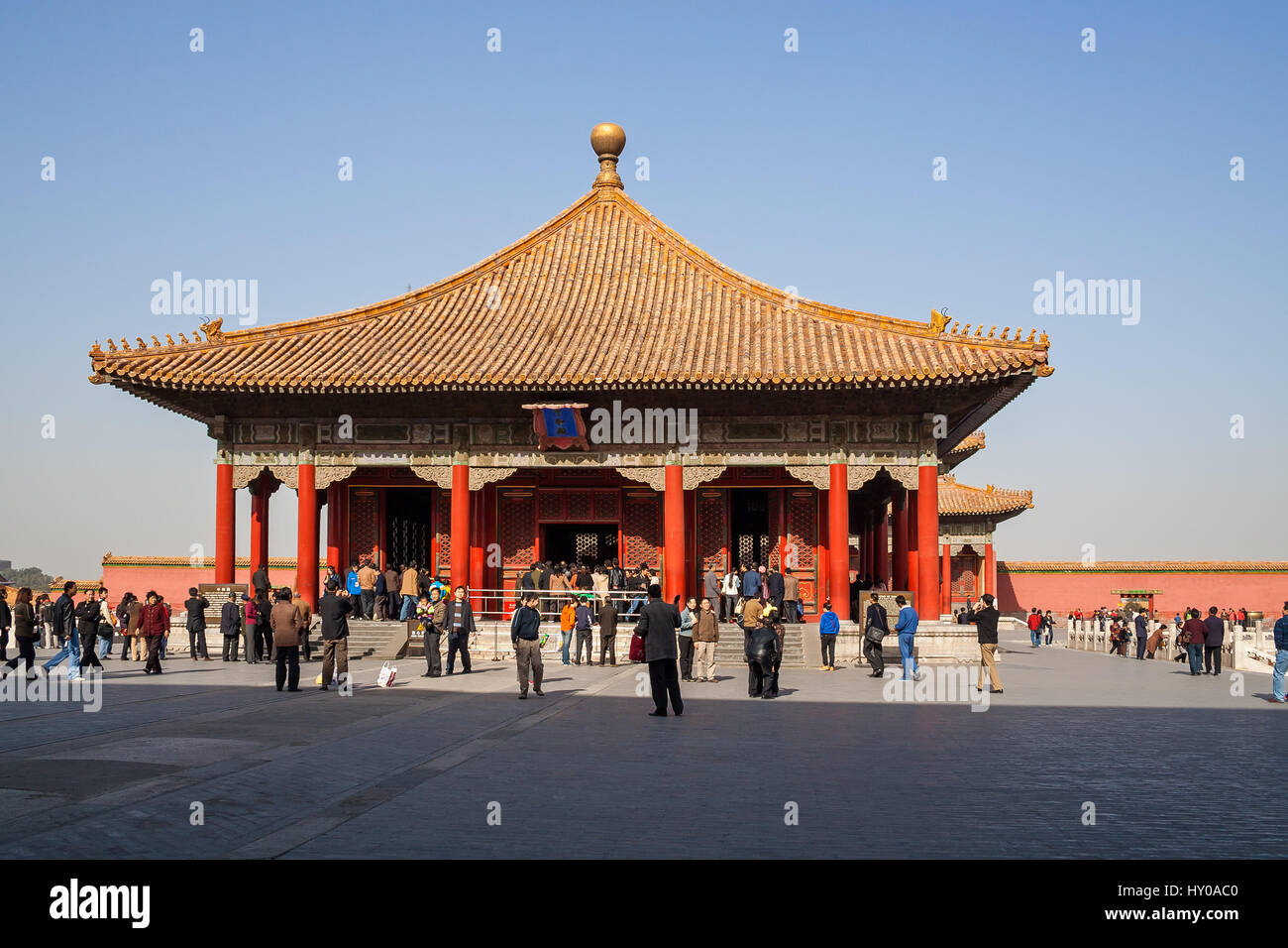 Des touristes à la Cité interdite à Pékin, en Chine. Stock photo de cour remplie de touristes explorant l'architecture de la Cité Interdite. Banque D'Images