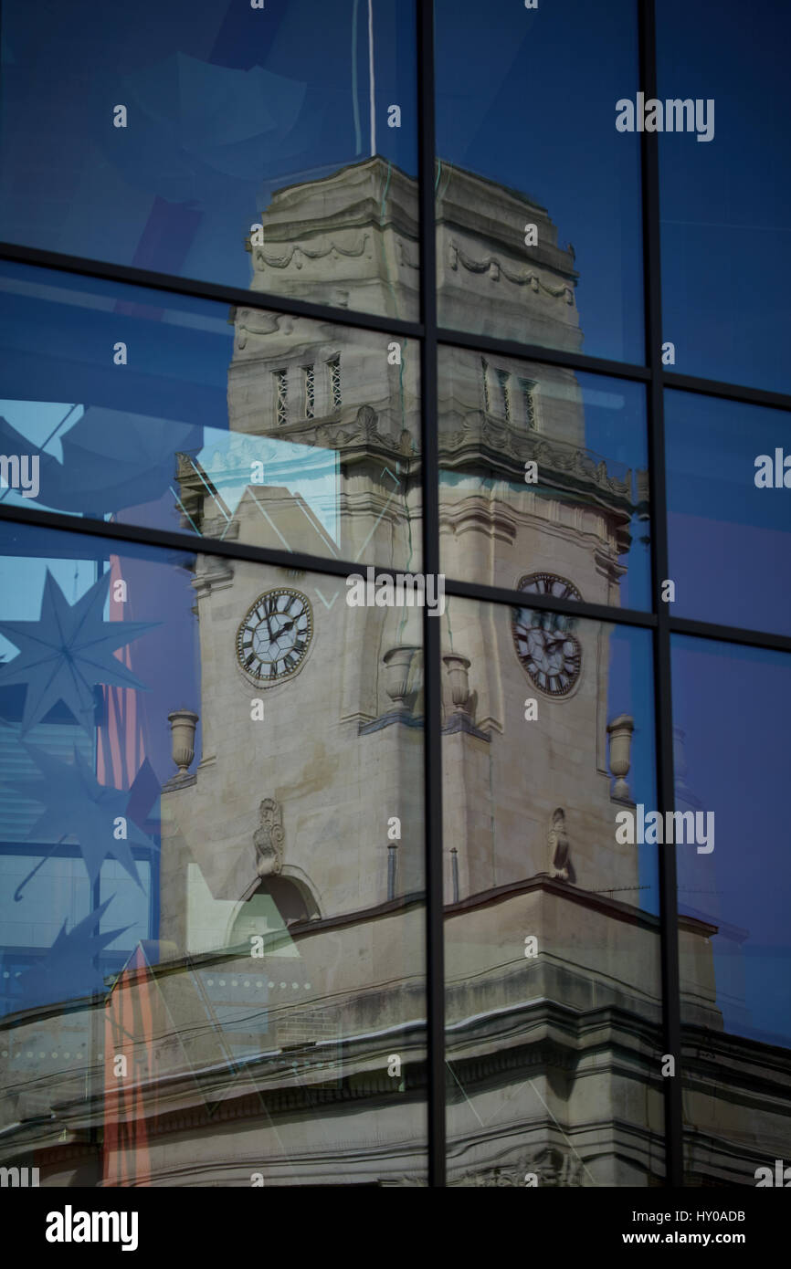 Barnsley College reflète la mairie dans sa fenêtre, Barnsley, South Yorkshire, Angleterre. UK. Banque D'Images