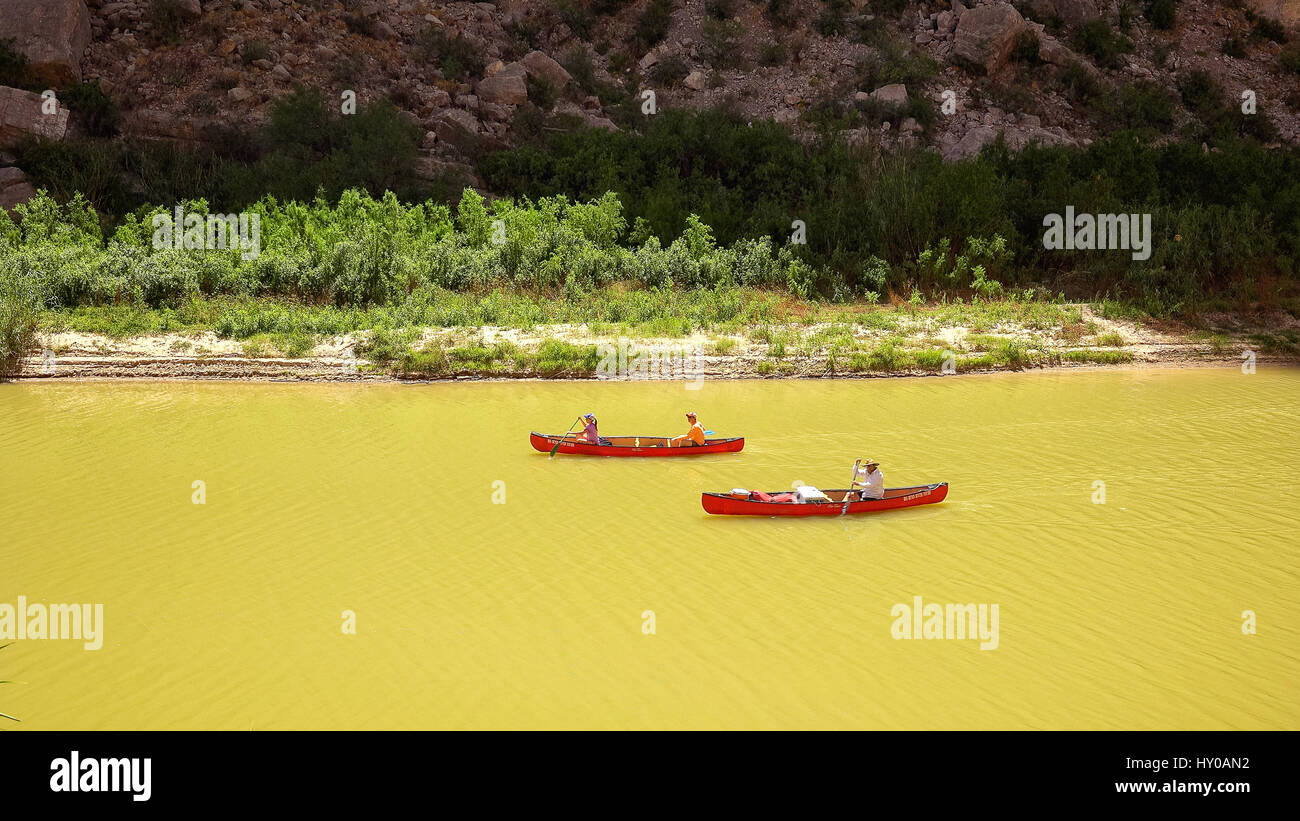 La pirogue sur le fleuve Rio Grande à Santa Elena Canyon dans le parc national Big Bend, Texas Banque D'Images