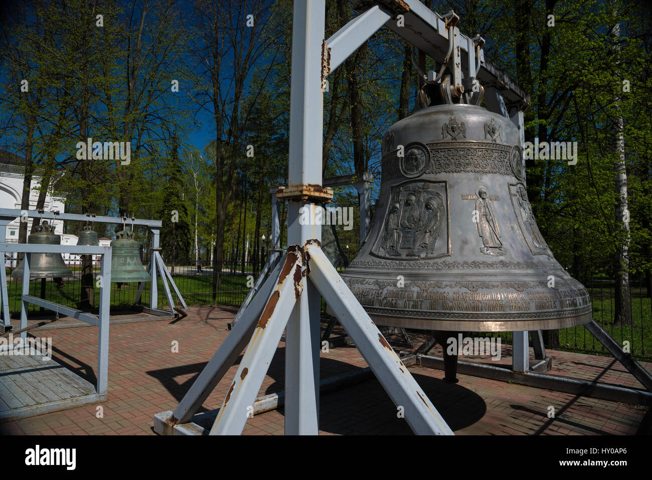 Yaroslavl (Russie) - 8 mai 2016 : à l'un des de géant bell restauré Cathédrale de l'Assomption de Notre-Dame, également connu sous le nom de l'annonciation Cat Banque D'Images