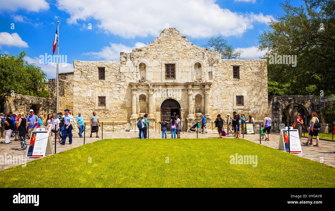 Vue extérieure de l'historique Alamo à San Antonio, au Texas, avec les touristes Banque D'Images