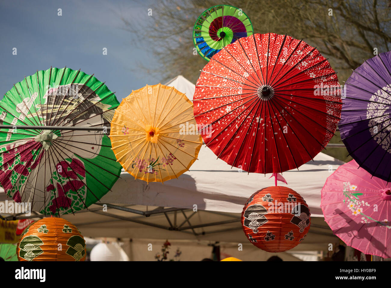 Des parasols et des lanternes en vente chez Arizona Matsuri Festival culturel japonais Banque D'Images