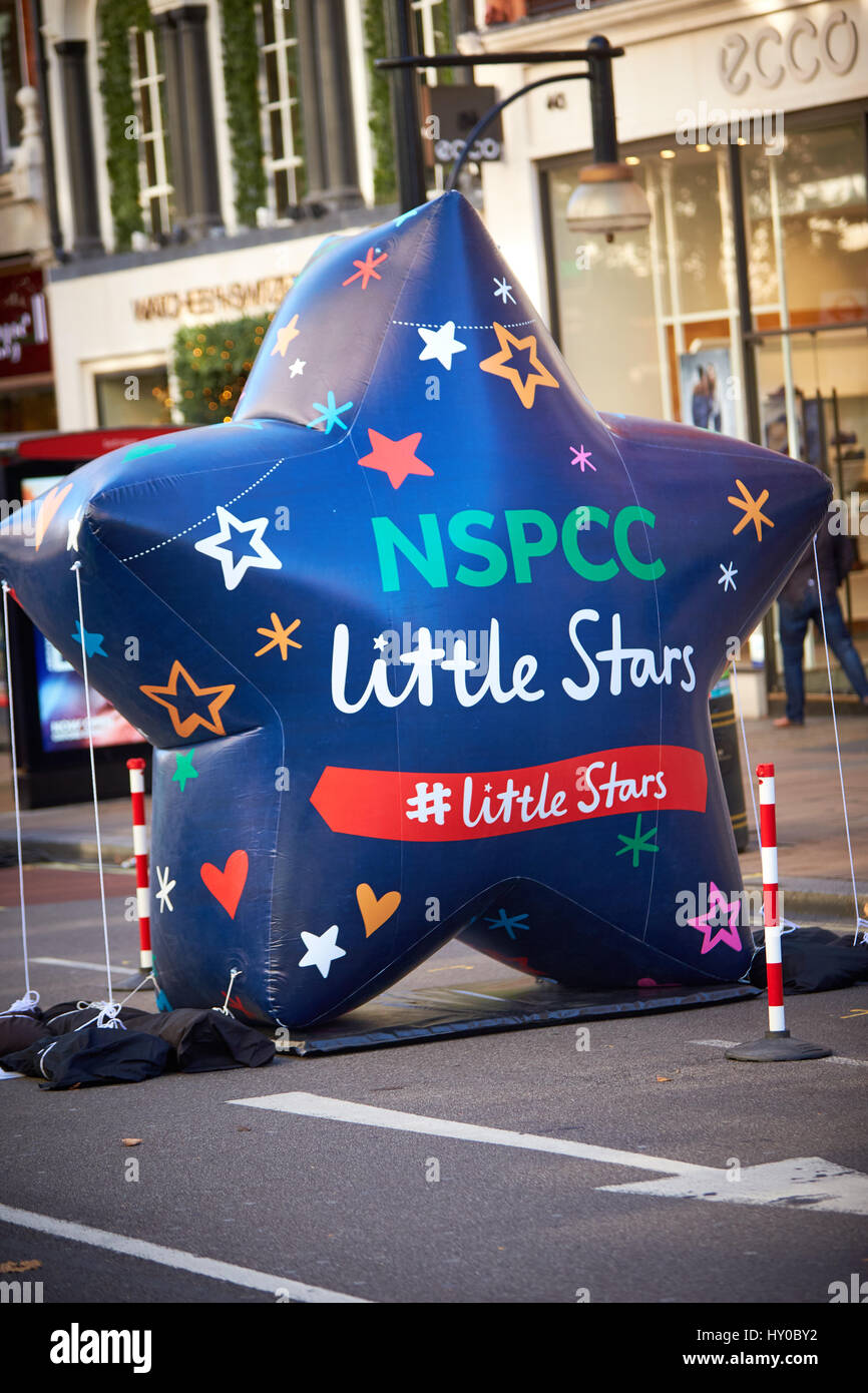 Une partie de l'Oxford Street Christmas light display est érigée, montrant l'organisme partenaire pour 2016, NSPCC petites étoiles. Banque D'Images