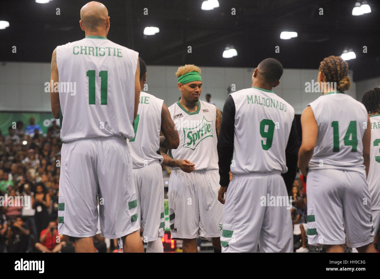 Chris Brown et son équipe sur la cour à l'expérience PARI Sprite Celebrity match de basket-ball au Los Angeles Convention Center le 27 juin 2015 à Los Angeles, Californie. Banque D'Images
