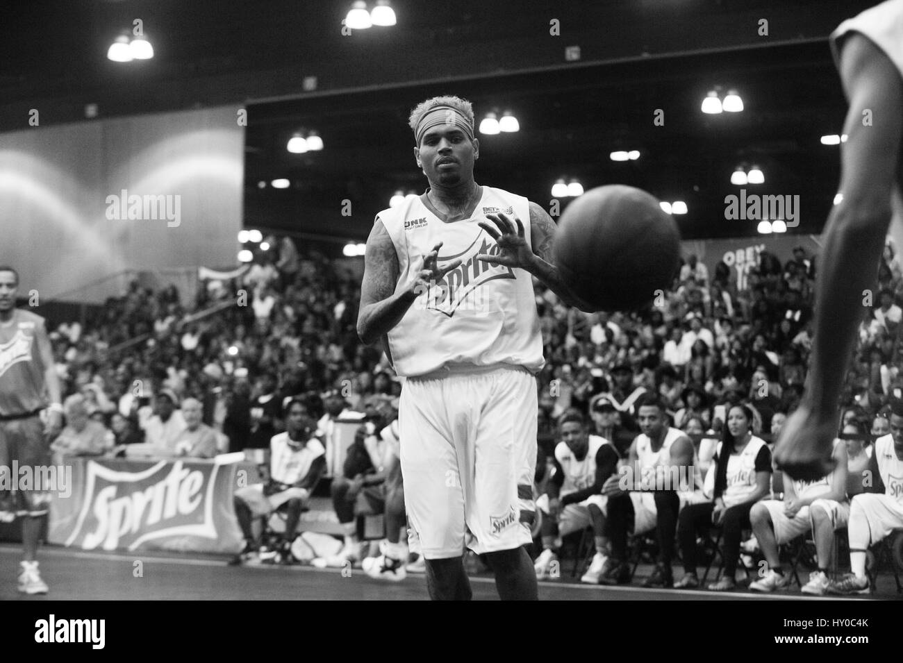 Chris Brown jouant dans l'expérience PARI Sprite Celebrity match de basket-ball au Los Angeles Convention Center le 27 juin 2015 à Los Angeles, Californie. Altérées (noir et blanc) Banque D'Images