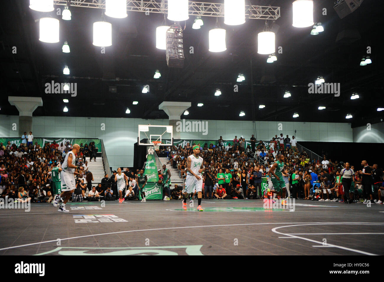 Chris Brown (c) jouant dans l'expérience PARI Sprite Celebrity match de basket-ball au Los Angeles Convention Center le 27 juin 2015 à Los Angeles, Californie. Banque D'Images