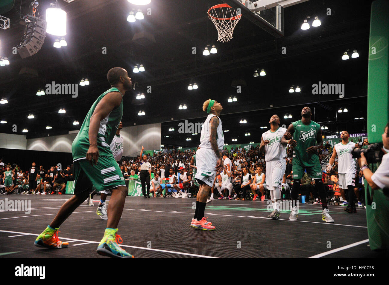 Chris Brown jouant dans l'expérience PARI Sprite Celebrity match de basket-ball au Los Angeles Convention Center le 27 juin 2015 à Los Angeles, Californie. Banque D'Images