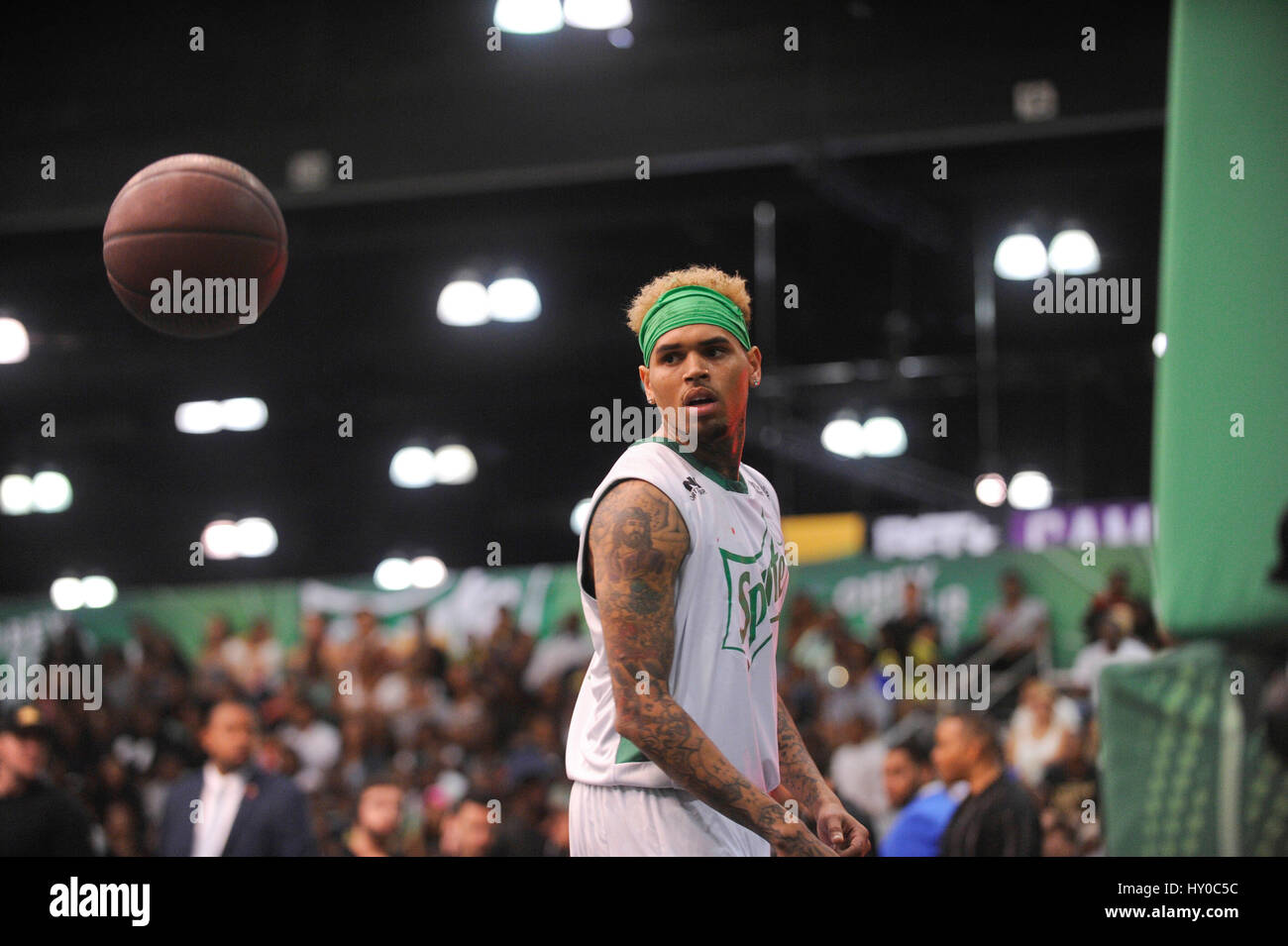 Chris Brown assiste à l'expérience PARI Sprite Celebrity match de basket-ball au Los Angeles Convention Center le 27 juin 2015 à Los Angeles, Californie. Banque D'Images