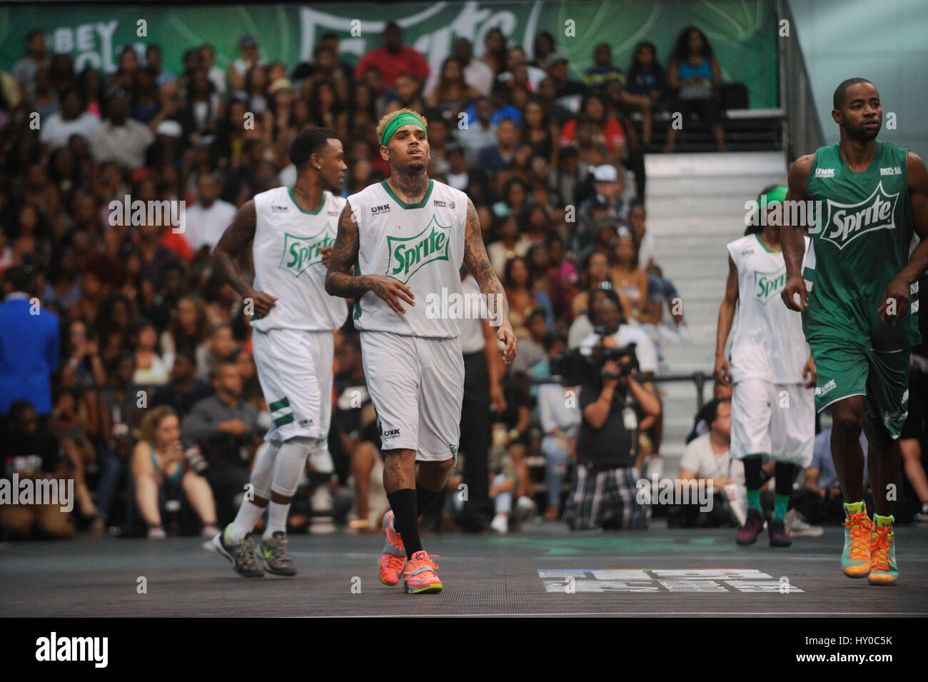 Chris Brown jouant dans l'expérience PARI Sprite Celebrity match de basket-ball au Los Angeles Convention Center le 27 juin 2015 à Los Angeles, Californie. Banque D'Images