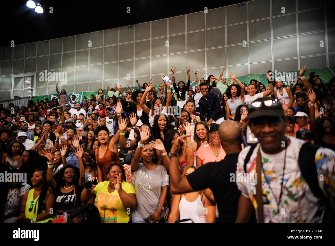 Audience à la célébrité de l'image-objet d'expérience PARI match de basket-ball au Los Angeles Convention Center le 27 juin 2015 à Los Angeles, Californie. Banque D'Images