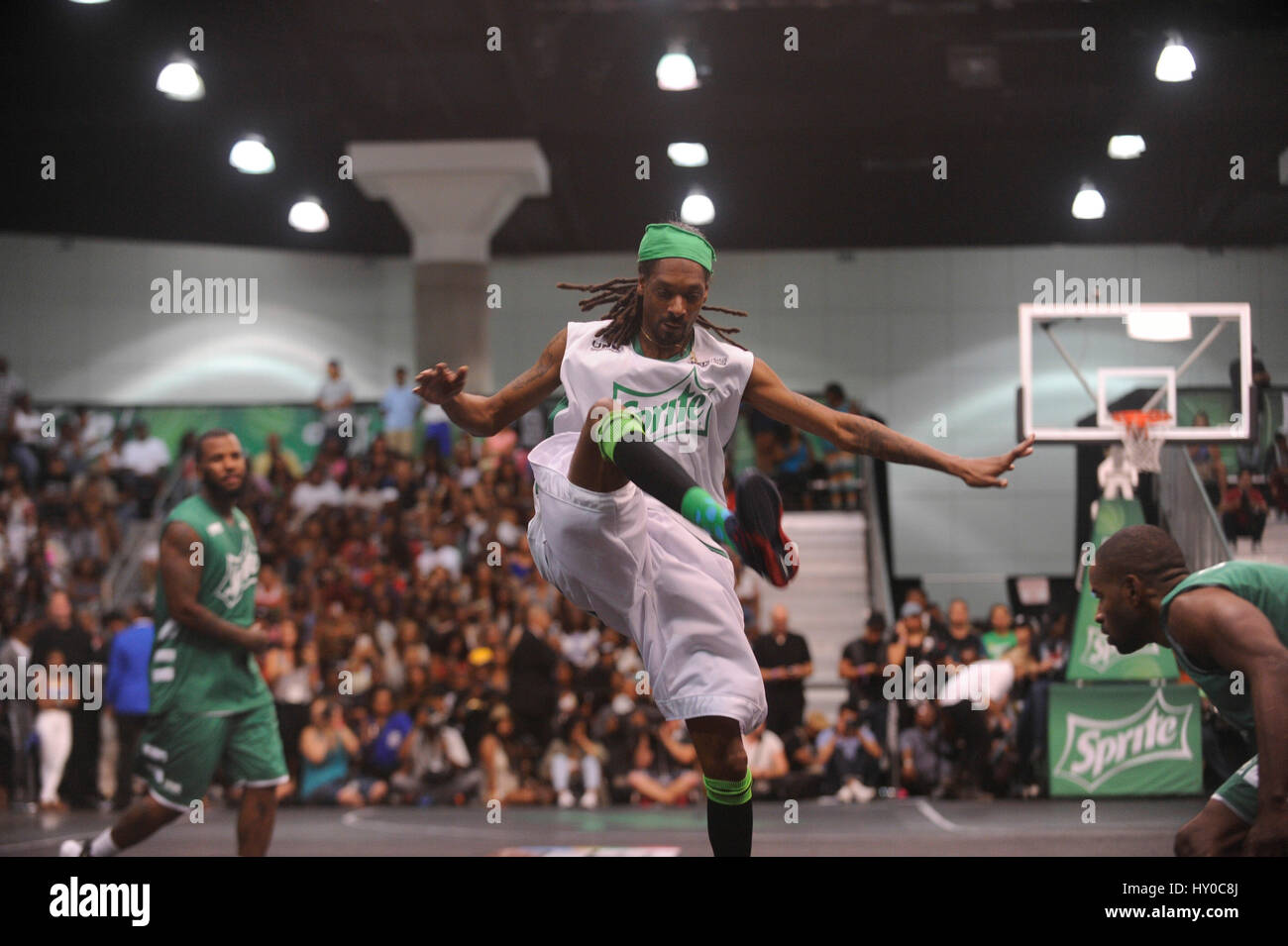 Snoop Dogg assiste à l'expérience PARI Sprite Celebrity match de basket-ball au Los Angeles Convention Center le 27 juin 2015 à Los Angeles, Californie. Banque D'Images